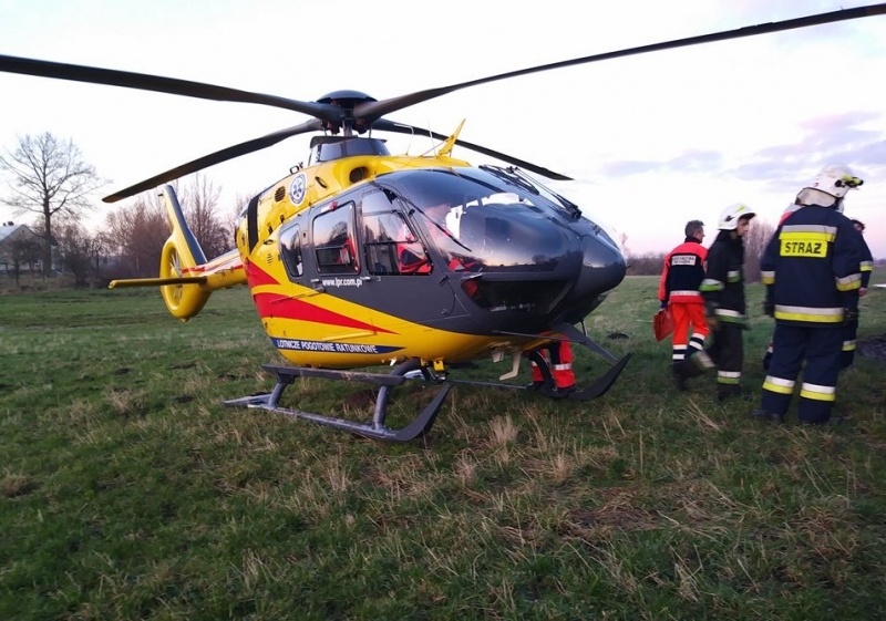 8/10 Akcja ratunkowa zakopanej karetki w Gostkowicach