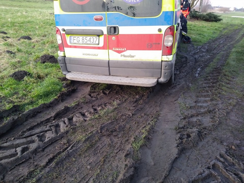 9/10 Akcja ratunkowa zakopanej karetki w Gostkowicach