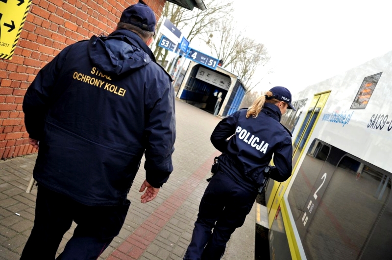 4/16 Dbają o bezpieczeństwo podczas świątecznych podróży 