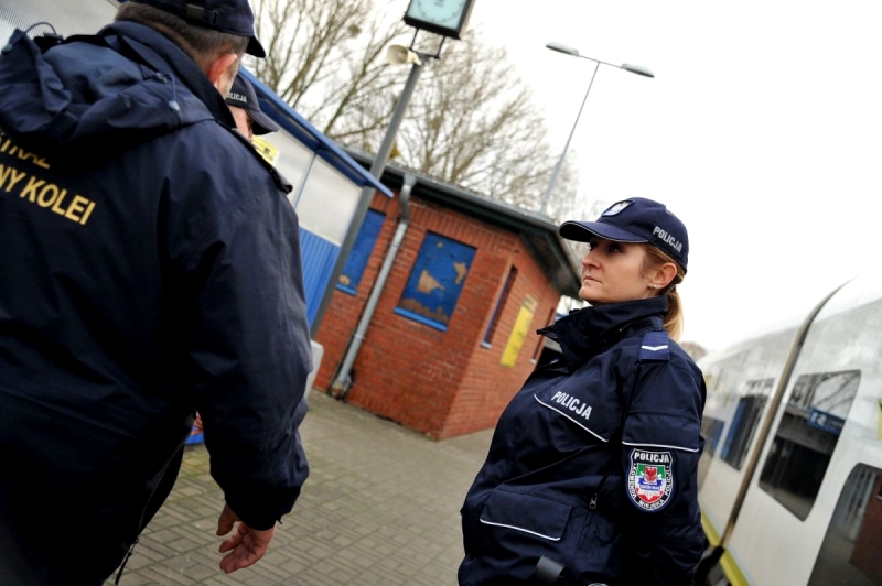 8/16 Dbają o bezpieczeństwo podczas świątecznych podróży 