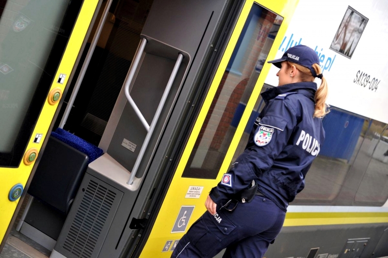 10/16 Dbają o bezpieczeństwo podczas świątecznych podróży 