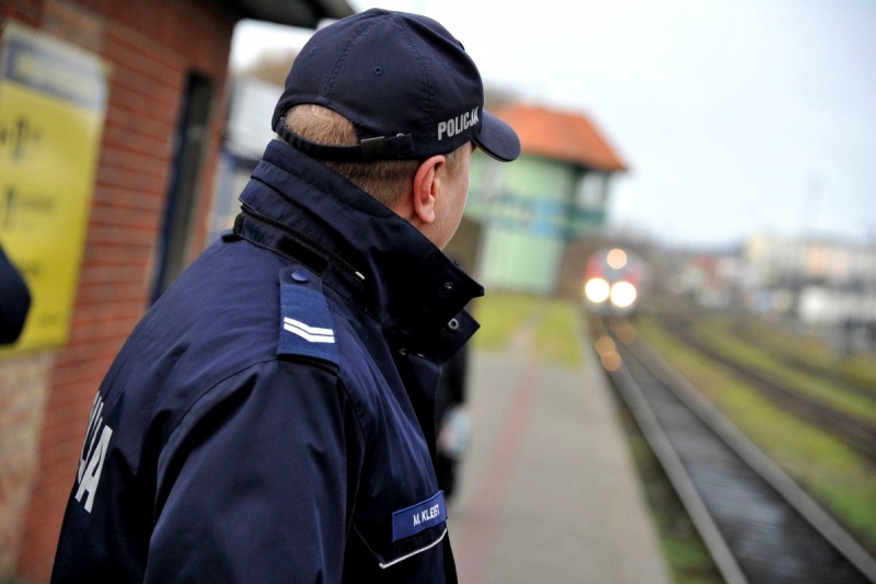 13/16 Dbają o bezpieczeństwo podczas świątecznych podróży 