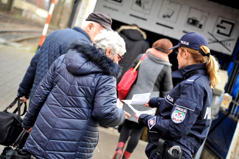 15/16 Dbają o bezpieczeństwo podczas świątecznych podróży 