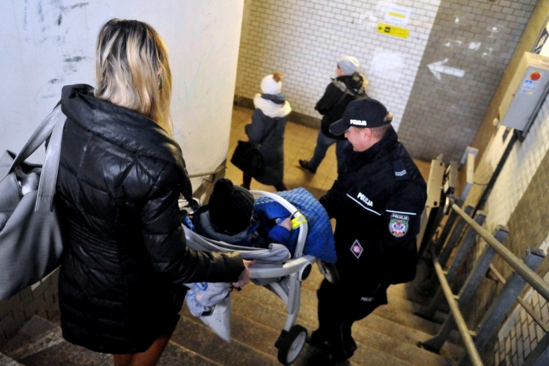 16/16 Dbają o bezpieczeństwo podczas świątecznych podróży 