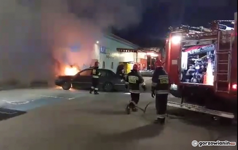 2/6 Pożar auta na parkingu przed sklepem