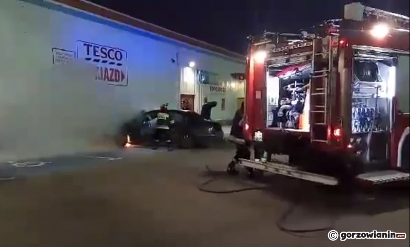 3/6 Pożar auta na parkingu przed sklepem