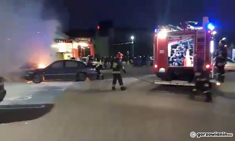 4/6 Pożar auta na parkingu przed sklepem