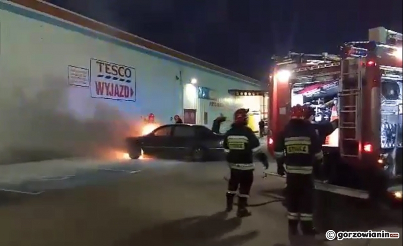 5/6 Pożar auta na parkingu przed sklepem