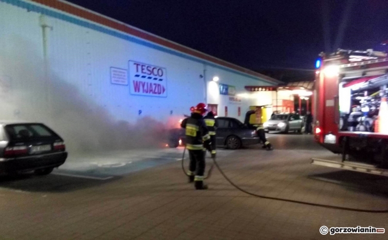 6/6 Pożar auta na parkingu przed sklepem