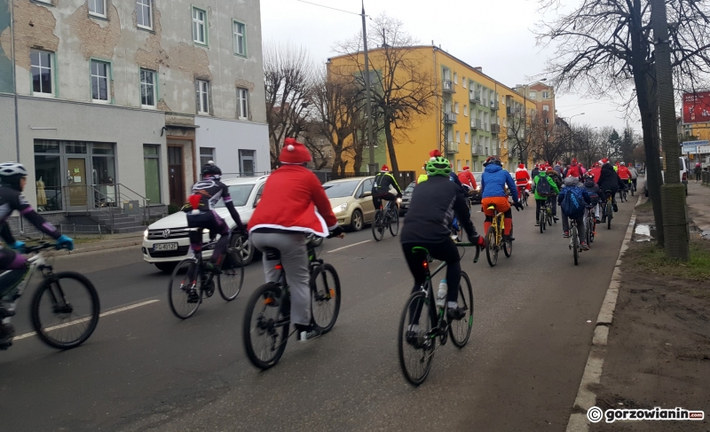 12/18 Mikołaje na rowerach przejechali przez Gorzów