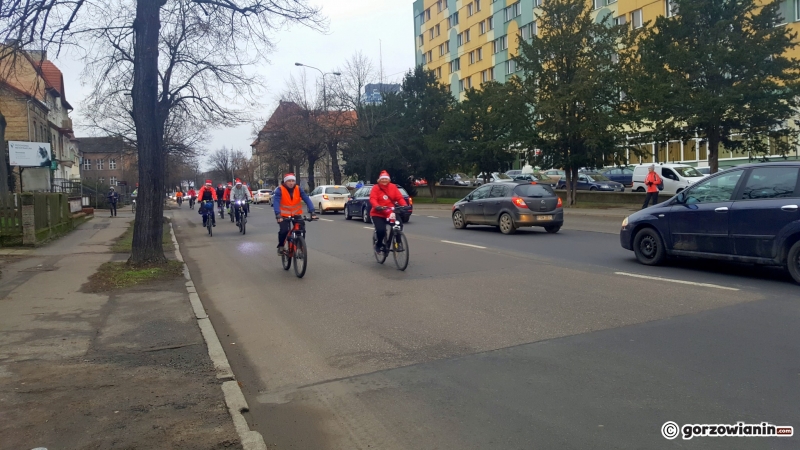 15/18 Mikołaje na rowerach przejechali przez Gorzów