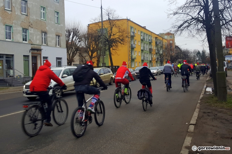 18/18 Mikołaje na rowerach przejechali przez Gorzów