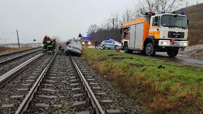 2/6 BMW na torach kolejowych 