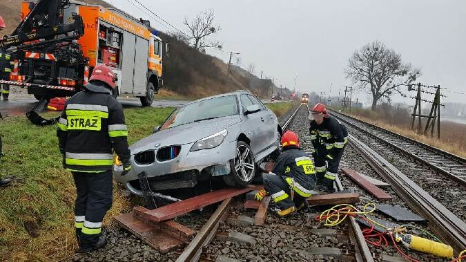 3/6 BMW na torach kolejowych 