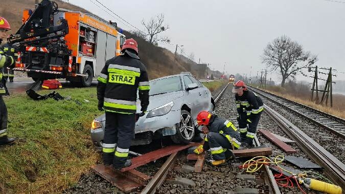 4/6 BMW na torach kolejowych 