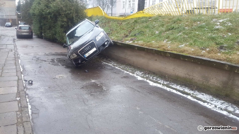 1/2 Audi zawisło na skarpie