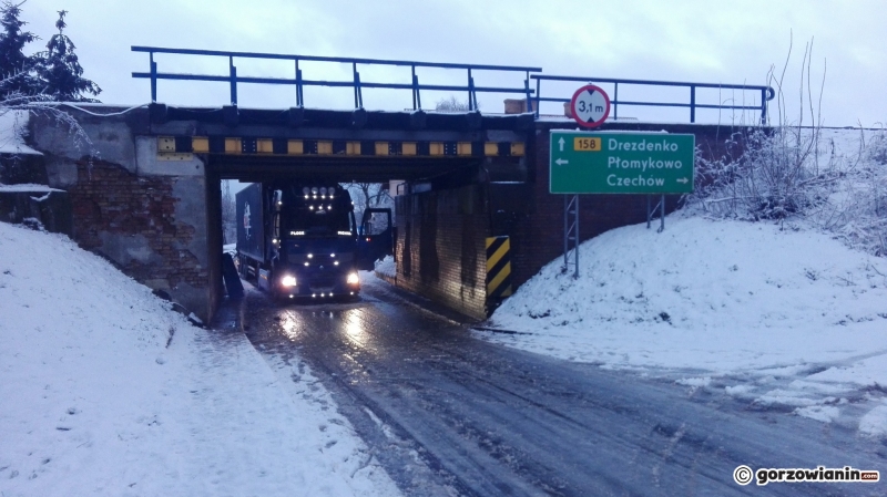 3/3 Ciężarówka zaklinowała się pod wiaduktem