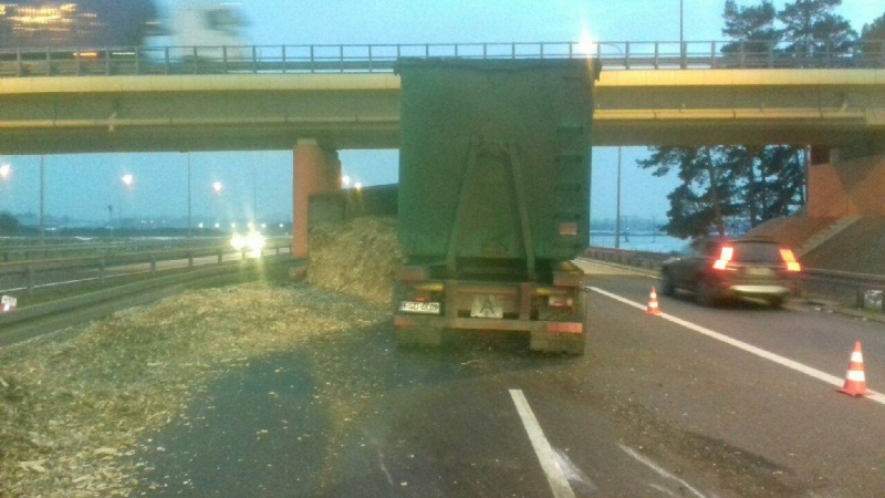 3/4 Przewrócona ciężarówka na S3