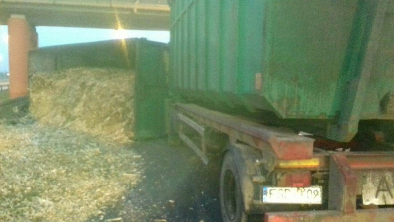 4/4 Przewrócona ciężarówka na S3