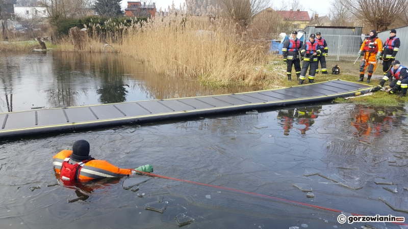 4/17 Strażacy ćwiczyli na lodzie