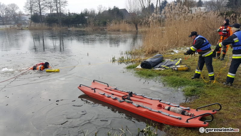 5/17 Strażacy ćwiczyli na lodzie