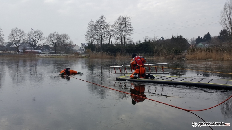 8/17 Strażacy ćwiczyli na lodzie