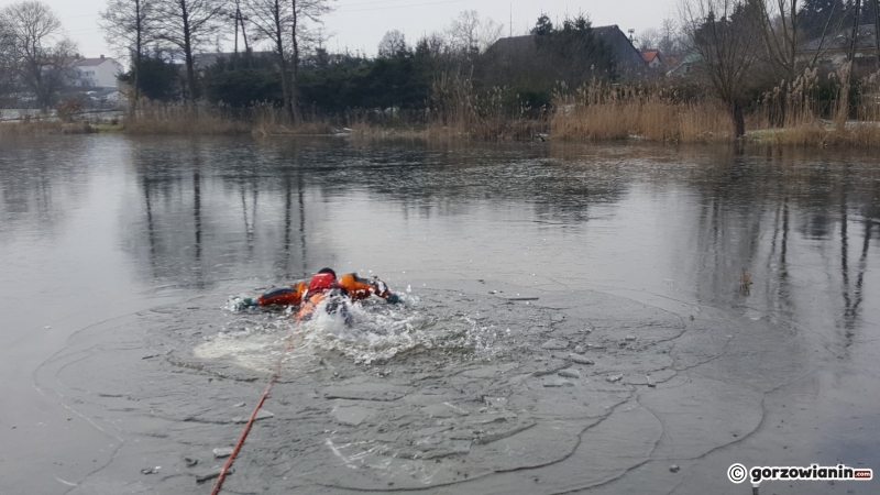 9/17 Strażacy ćwiczyli na lodzie