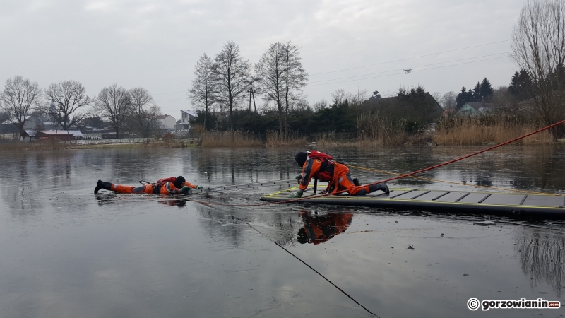 14/17 Strażacy ćwiczyli na lodzie