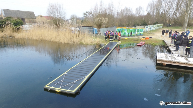 15/17 Strażacy ćwiczyli na lodzie