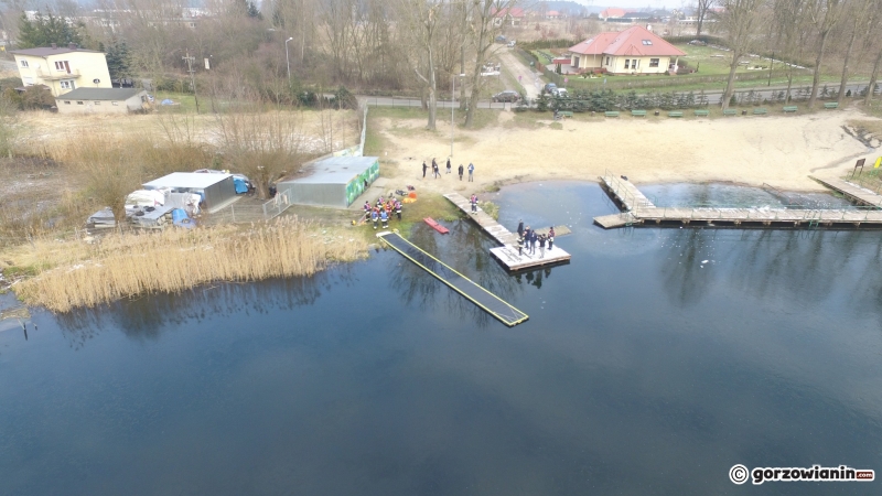 17/17 Strażacy ćwiczyli na lodzie