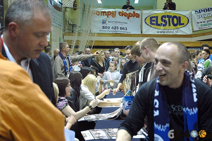 13/39 Spotkanie kibiców z koszykarkami KSSSE AZS PWSZ Gorzów