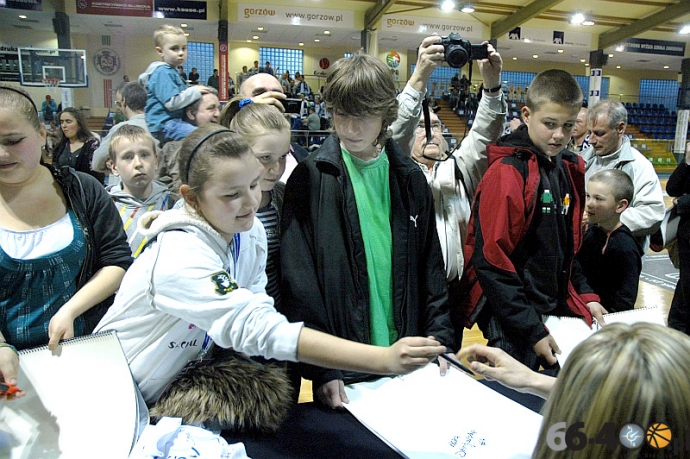 17/39 Spotkanie kibiców z koszykarkami KSSSE AZS PWSZ Gorzów