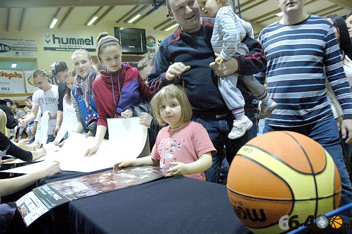 35/39 Spotkanie kibiców z koszykarkami KSSSE AZS PWSZ Gorzów