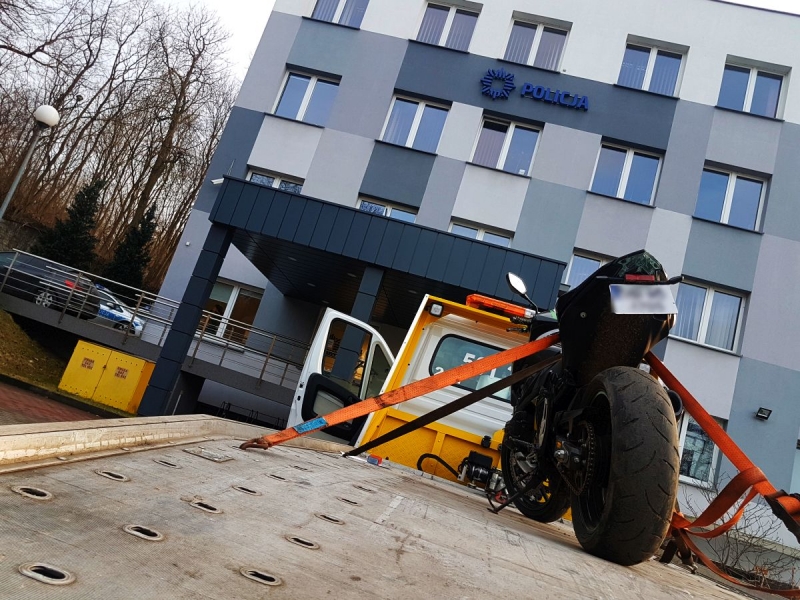 4/5 Pościg policyjnym BMW za motocyklistą