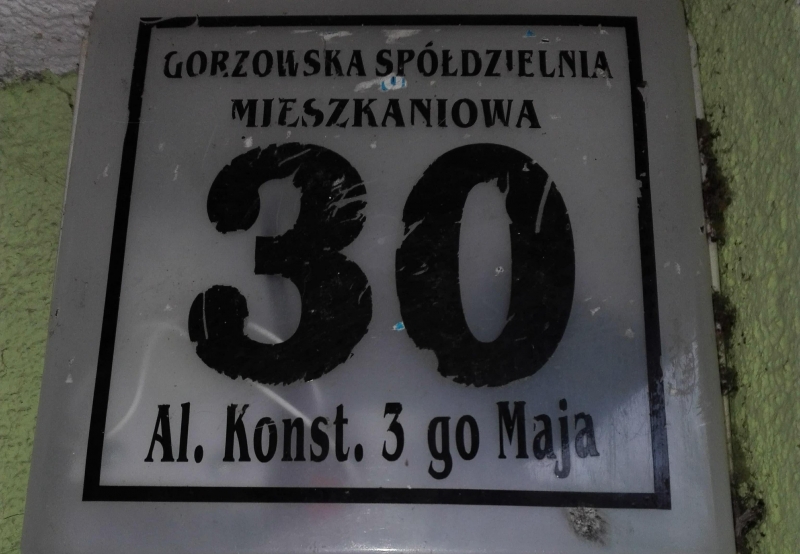 3/7 Dzieci posprzątały teren przed blokiem