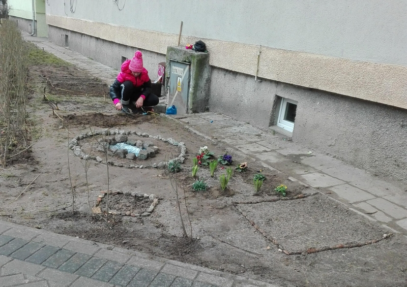 4/7 Dzieci posprzątały teren przed blokiem