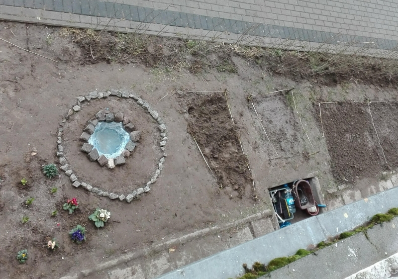 6/7 Dzieci posprzątały teren przed blokiem