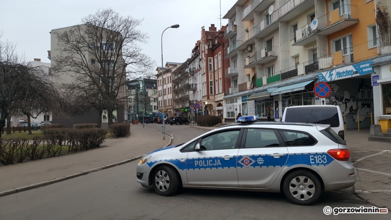 3/6 Dziura w jezdni na Wełnianym Rynku