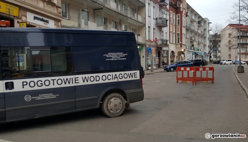 4/6 Dziura w jezdni na Wełnianym Rynku