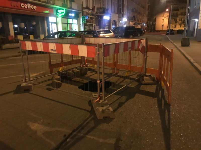 5/6 Dziura w jezdni na Wełnianym Rynku