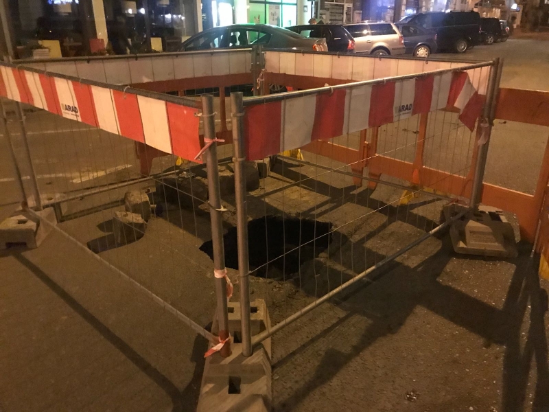 6/6 Dziura w jezdni na Wełnianym Rynku