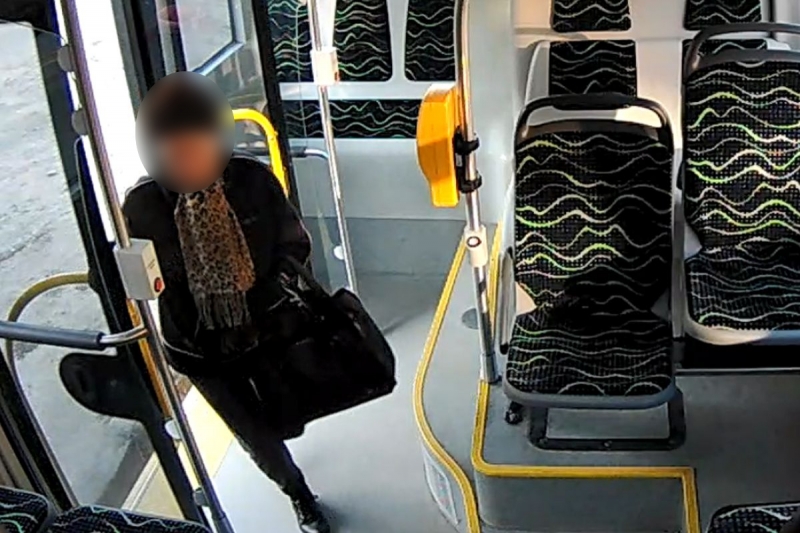 2/6 79-latka zostawia pieniądze w autobusie