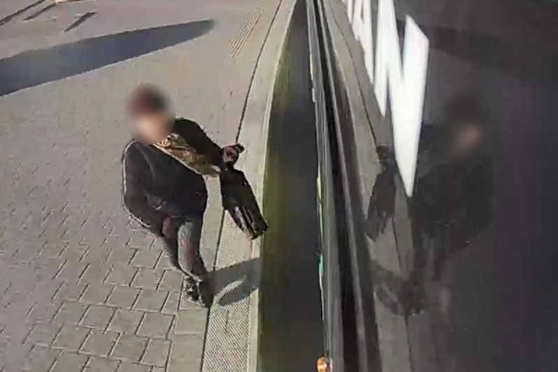 3/6 79-latka zostawia pieniądze w autobusie