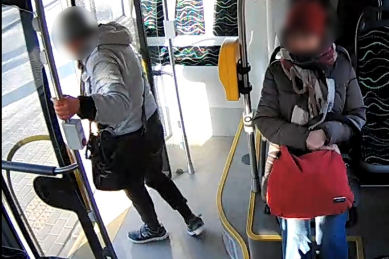 6/6 79-latka zostawia pieniądze w autobusie