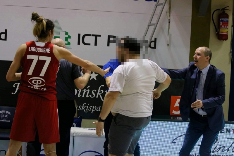 3/3 Kibic zatrzymany po meczu