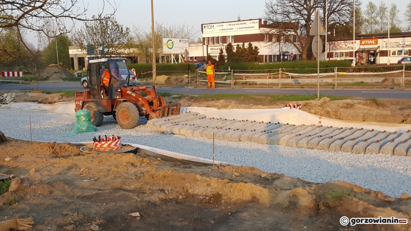 10/14 Nowy chodnik i torowisko przy Walczaka