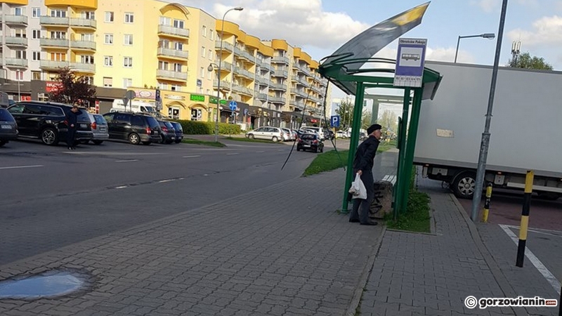 3/4 Zerwana blacha na przystanku Obrońców Pokoju