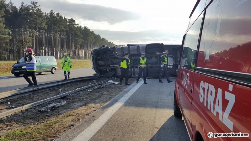 4/7 Przewrócona ciężarówka i osobówka na A2
