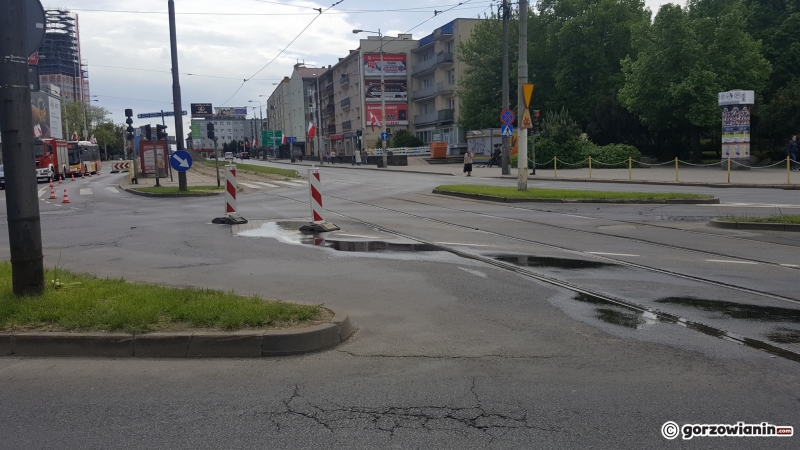 3/6 Pękł rurociąg przy Chrobrego