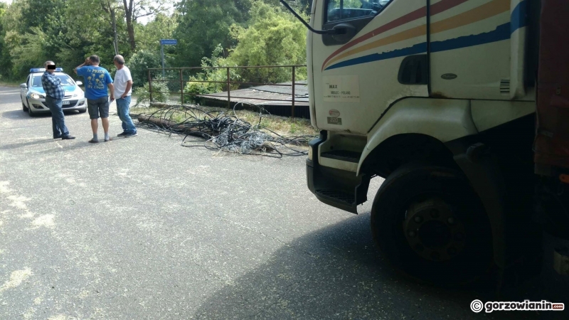 5/6 Zerwane słupy i rozwalone płoty